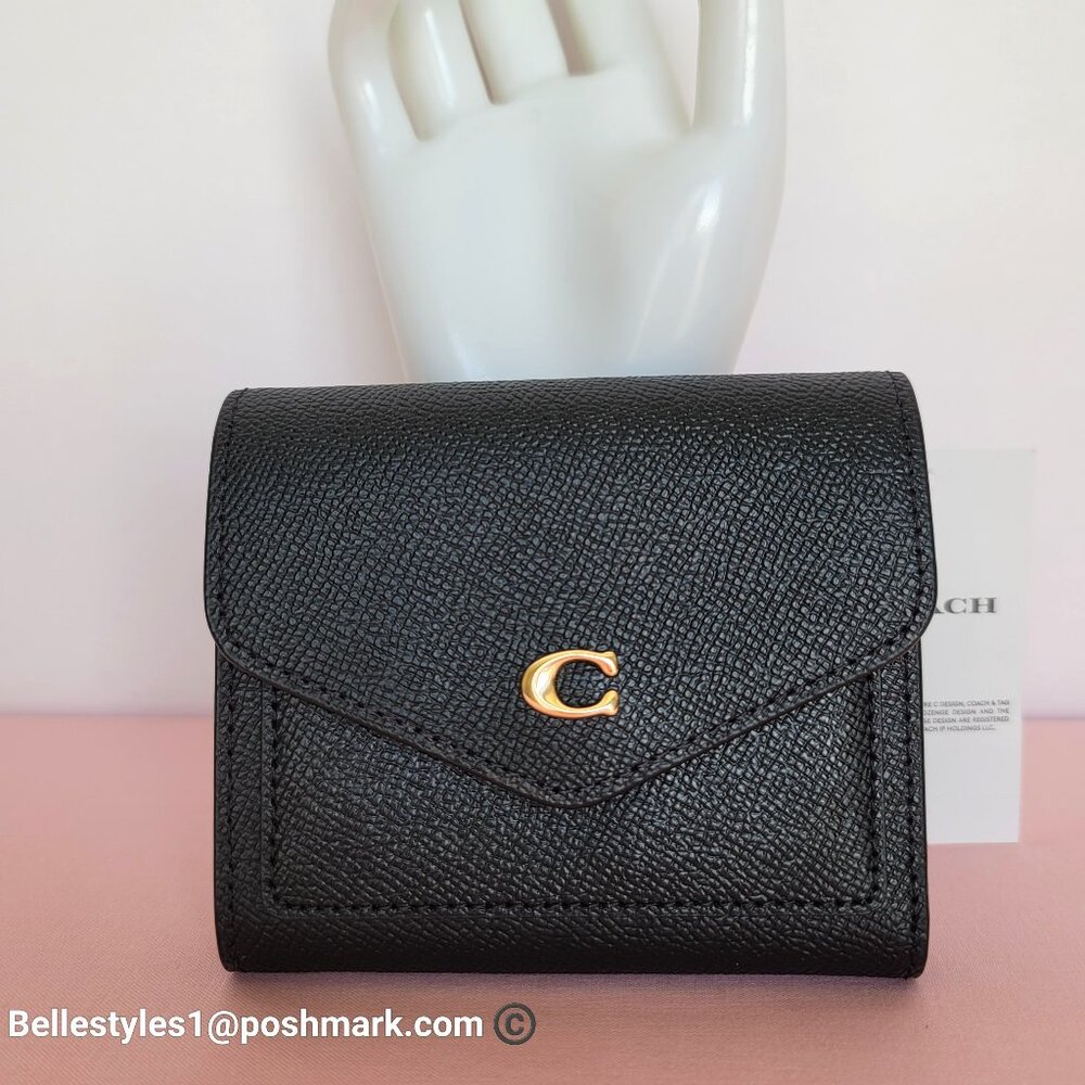COACH Wyn Crossgrain Leather Small Leather Wallet- Black color 🎈$89. ⭐